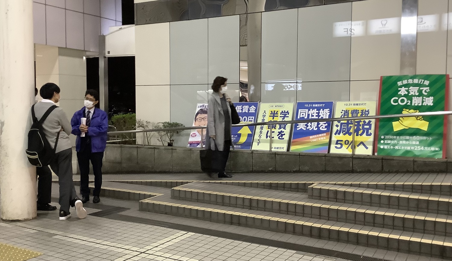 立憲民主黨提名的朝日名記者山岸一生本人在街頭進行肥皂箱式的選舉活動,踏實的努力以及在野黨的選舉合作獲得肯定當選 圖:劉黎兒提供 立憲民主黨提名的朝日名記者山岸一生本人在街頭進行肥皂箱式的選舉活動,踏實的努力以及在野黨的選舉合作獲得肯定當選 圖:劉黎兒提供
