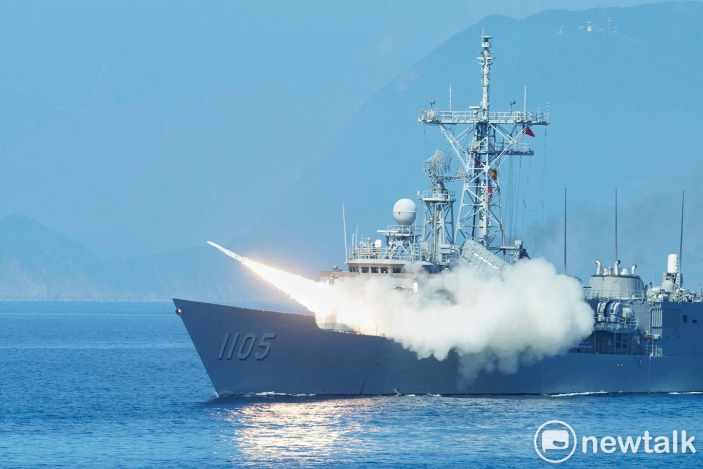 成功級艦實施標準一型飛彈射擊並成功命中目標。 圖:張良一/攝 成功級艦實施標準一型飛彈射擊並成功命中目標。 圖:張良一/攝