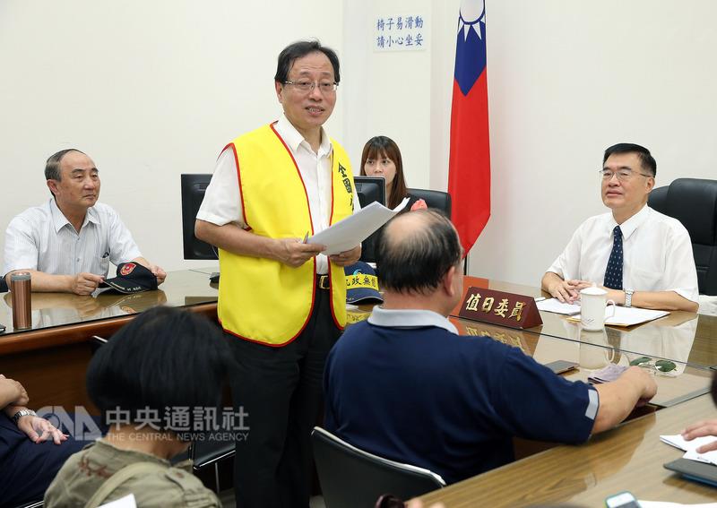 全國公務人員協會29日進行第五屆理事長及理監事改選,現任理事長李來希(前右2)順利連任。 圖 : 中央社 全國公務人員協會29日進行第五屆理事長及理監事改選,現任理事長李來希(前右2)順利連任。 圖 : 中央社