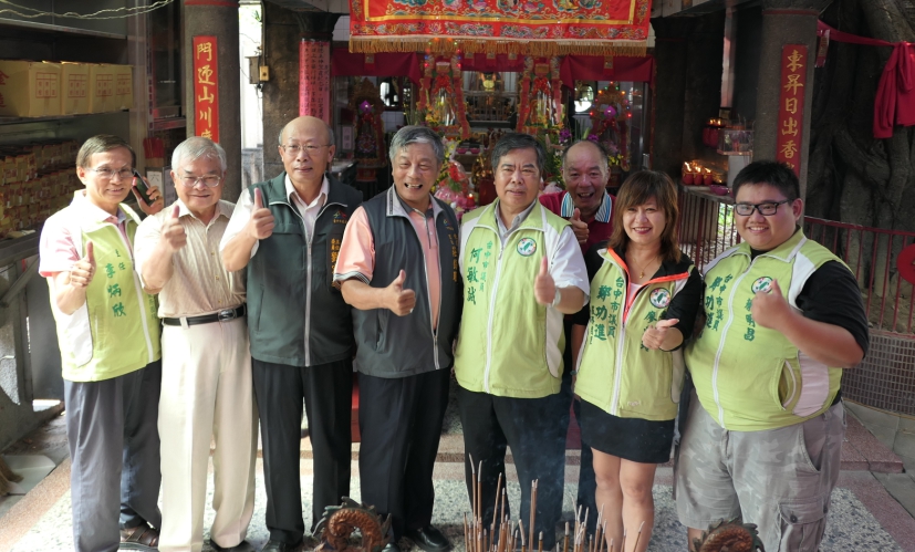 東區東門福德正神登龕紀念日,包括客委會劉宏基主委、市議員何敏誠、市議員邱素貞服務處代表、鄭功進服務處代表及東門里長莊錦聰等人均到場參拜。 圖:台中市政府提供 東區東門福德正神登龕紀念日,包括客委會劉宏基主委、市議員何敏誠、市議員邱素貞服務處代表、鄭功進服務處代表及東門里長莊錦聰等人均到場參拜。 圖:台中市政府提供