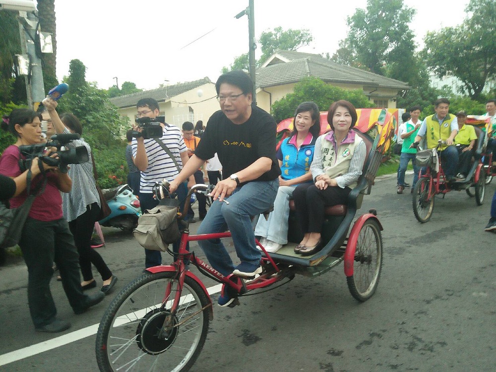 屏東縣長潘孟安當三輪車駕駛載議員遊地景。 圖 : 屏東縣政府/提供 屏東縣長潘孟安當三輪車駕駛載議員遊地景。 圖 : 屏東縣政府/提供