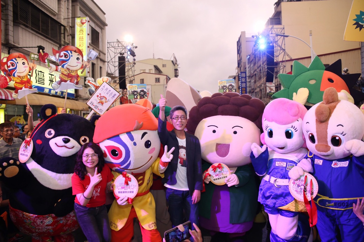 迎接生態交通全球盛典在高雄,花媽偶10月1日率領26隻台日吉祥物迎接盛典國際嘉賓。 圖 : 高雄市政府/提供 迎接生態交通全球盛典在高雄,花媽偶10月1日率領26隻台日吉祥物迎接盛典國際嘉賓。 圖 : 高雄市政府/提供