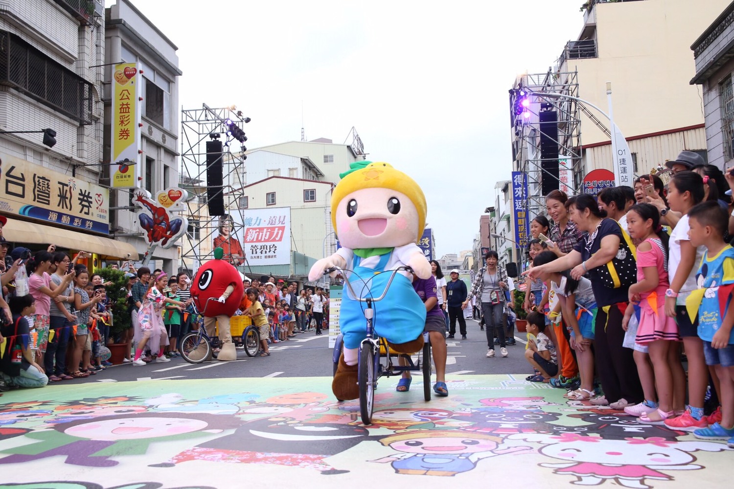 迎接生態交通全球盛典在高雄,花媽偶10月1日率領26隻台日吉祥物迎接盛典國際嘉賓。 圖 : 高雄市政府/提供 迎接生態交通全球盛典在高雄,花媽偶10月1日率領26隻台日吉祥物迎接盛典國際嘉賓。 圖 : 高雄市政府/提供
