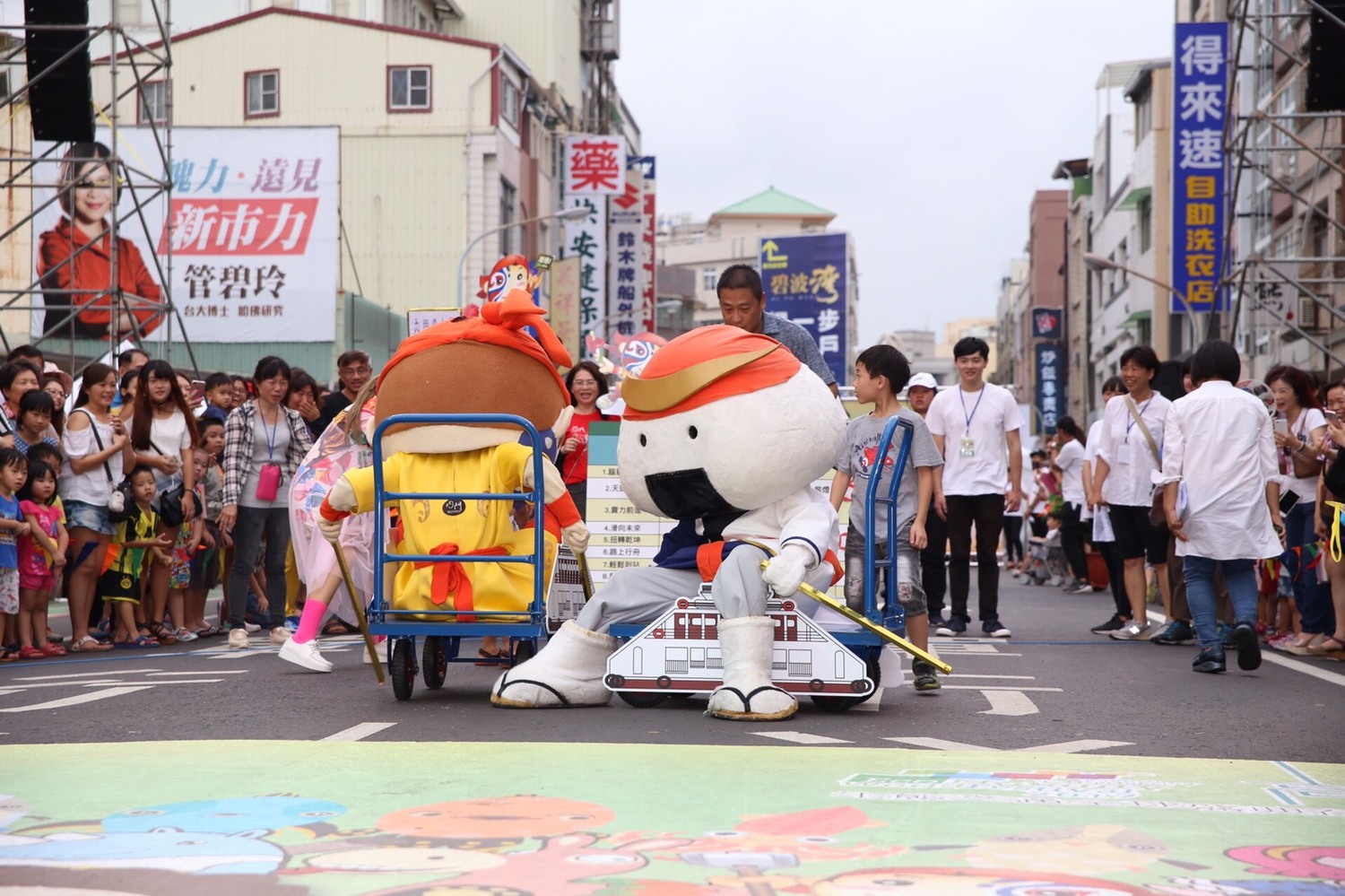 迎接生態交通全球盛典在高雄,花媽偶10月1日率領26隻台日吉祥物迎接盛典國際嘉賓。 圖 : 高雄市政府/提供 迎接生態交通全球盛典在高雄,花媽偶10月1日率領26隻台日吉祥物迎接盛典國際嘉賓。 圖 : 高雄市政府/提供