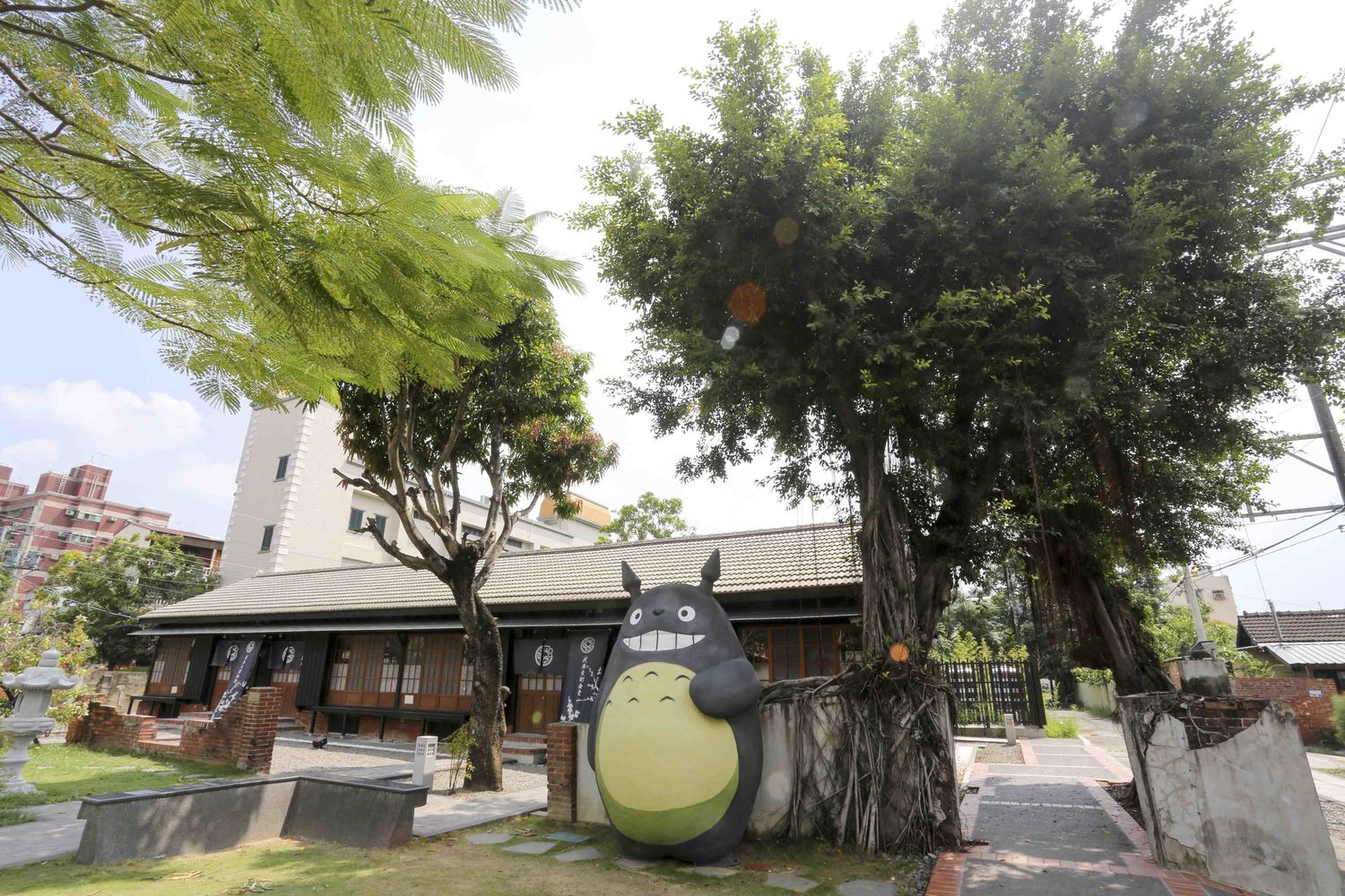 提到冰品與水果,新化人毫無遲疑的說:「共益冰果室」,至今營業八十年的冰果室已傳承三代,它的古早味番茄切盤是必點選項,糖、薑末、甘草粉、醬油混合出美味的沾醬,是每位新化人的最甜回憶。 提到冰品與水果,新化人毫無遲疑的說:「共益冰果室」,至今營業八十年的冰果室已傳承三代,它的古早味番茄切盤是必點選項,糖、薑末、甘草粉、醬油混合出美味的沾醬,是每位新化人的最甜回憶。