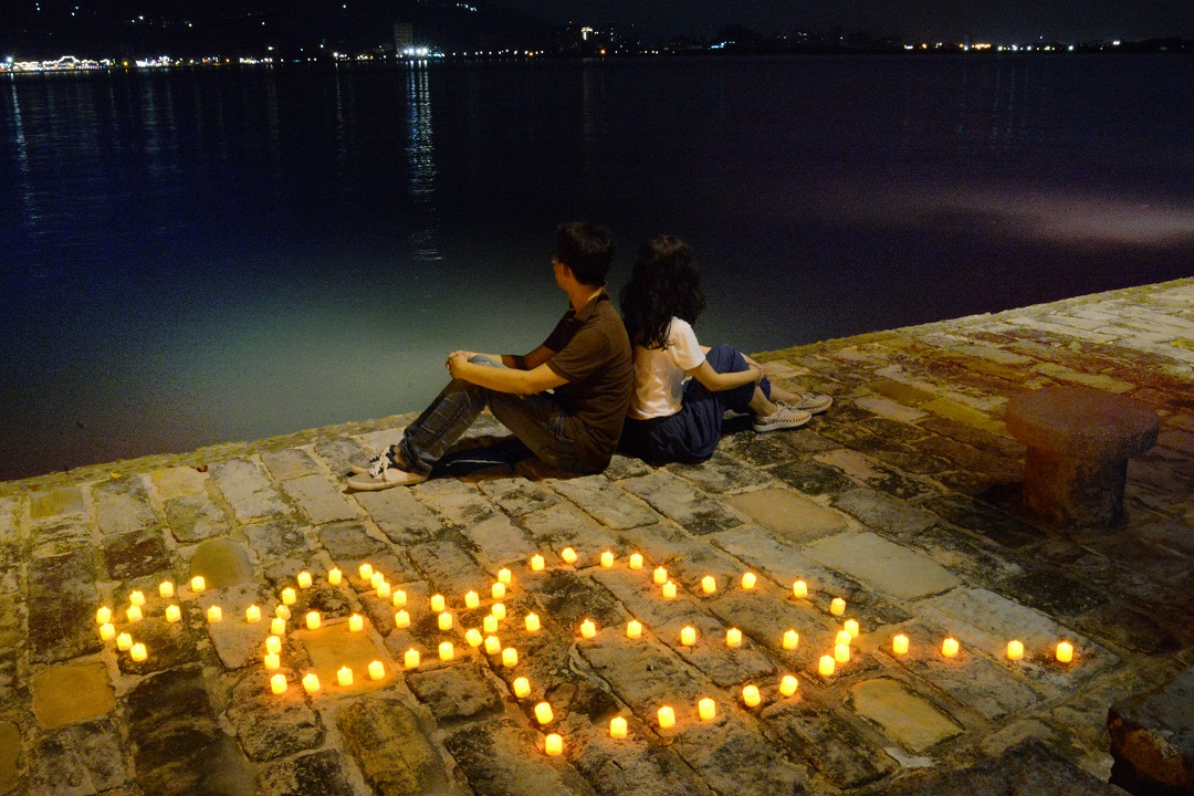 淡水海關碼頭園區近期佈置浪漫夜間燈海,成為情侶的幸福打卡景點。 淡水海關碼頭園區近期佈置浪漫夜間燈海,成為情侶的幸福打卡景點。