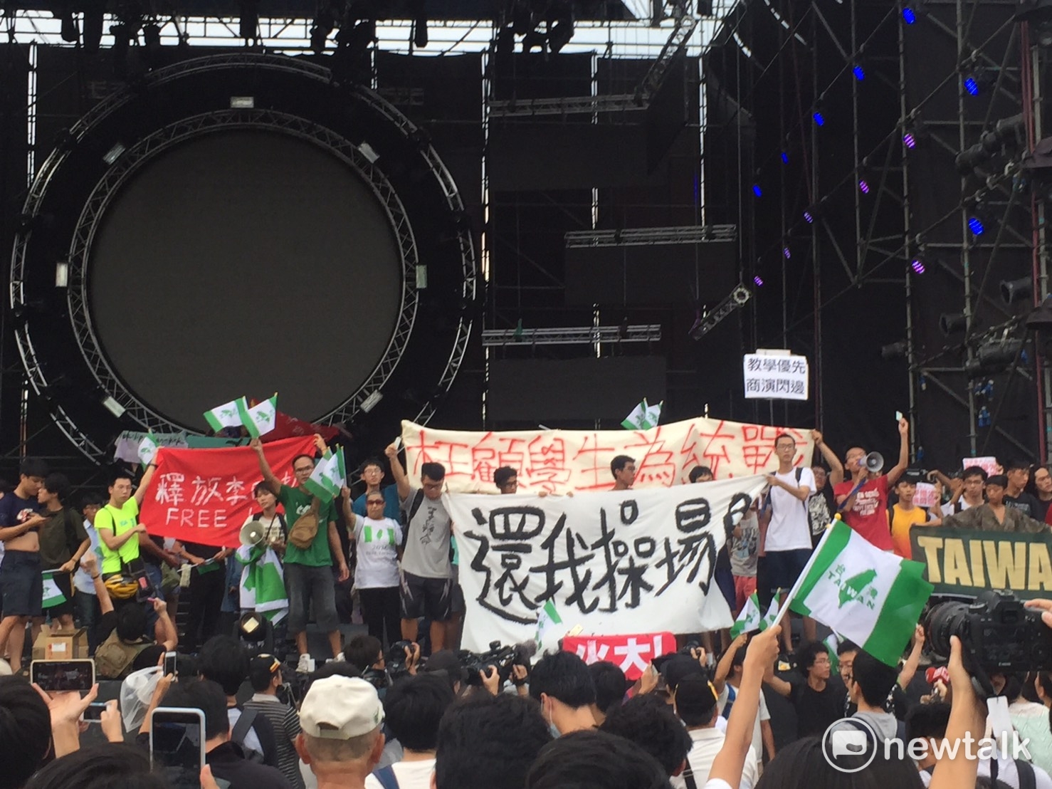 9月 24日,高金素梅立委與上海國台辦主任李文輝出現在台大「中國新歌聲」現場。 9月 24日,高金素梅立委與上海國台辦主任李文輝出現在台大「中國新歌聲」現場。