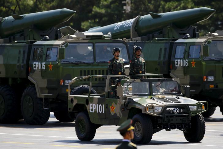 2015年9月,解放軍東風-15B型短程彈道導彈部隊,在北京舉行的二戰結束閱兵中,通過天安門廣場。 圖:達志影像/路透社 2015年9月,解放軍東風-15B型短程彈道導彈部隊,在北京舉行的二戰結束閱兵中,通過天安門廣場。 圖:達志影像/路透社