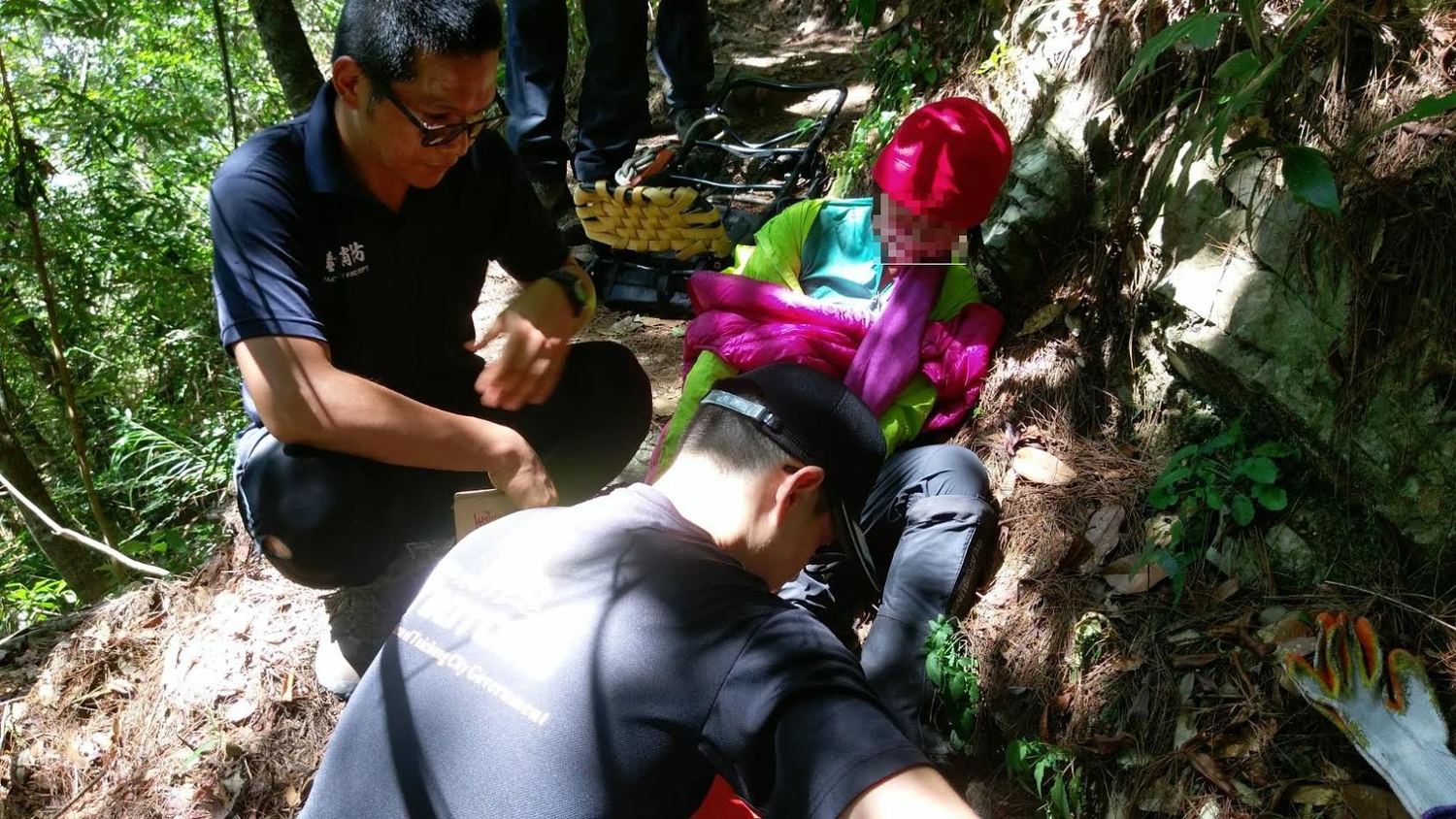 馬崙山上的山域救援,消防員正在查看傷者傷勢。 圖 : 台中市政府/提供 馬崙山上的山域救援,消防員正在查看傷者傷勢。 圖 : 台中市政府/提供