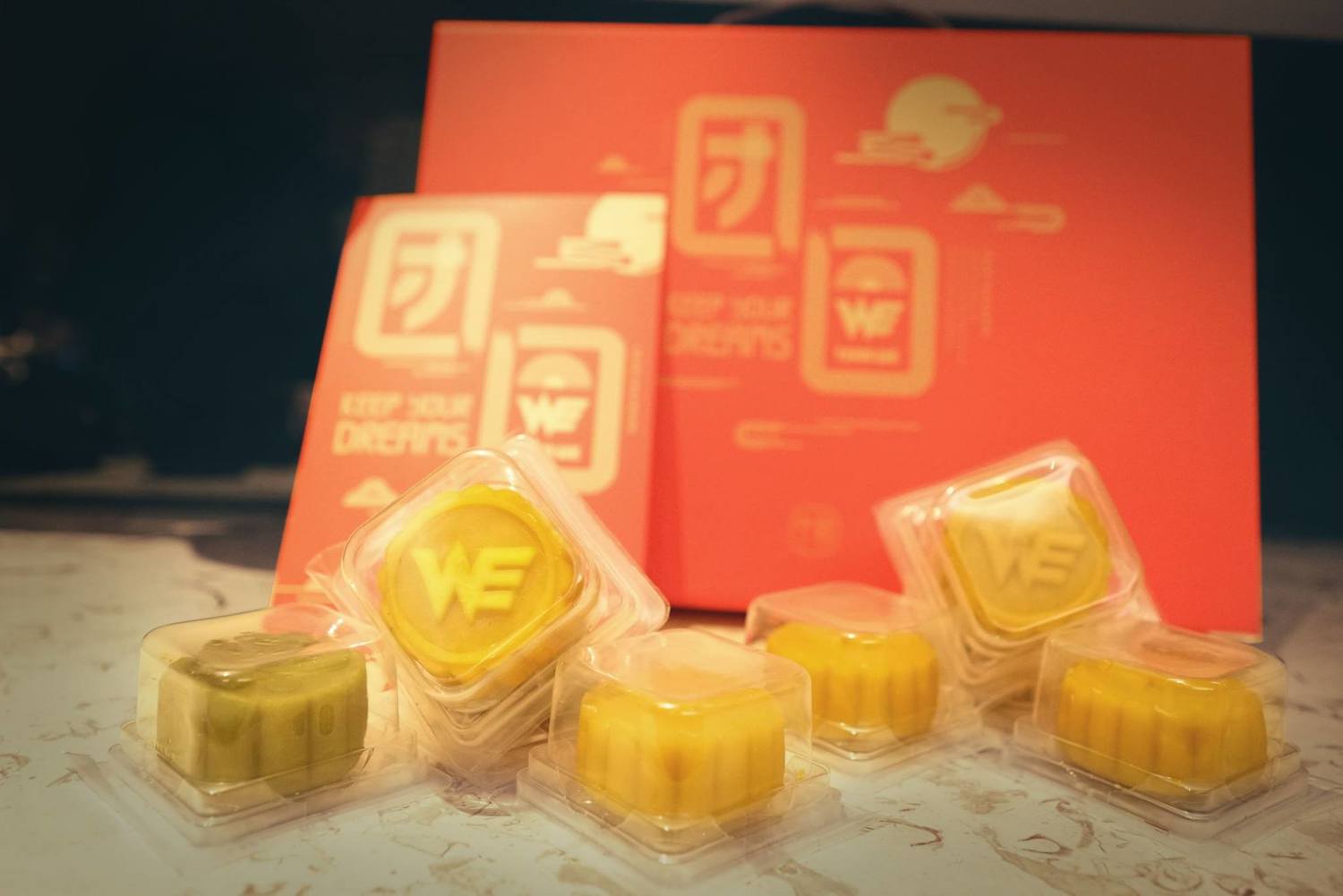 WE致贈的月餅。 圖:翻攝自 閃電狼 官方粉絲專頁 WE致贈的月餅。 圖:翻攝自 閃電狼 官方粉絲專頁