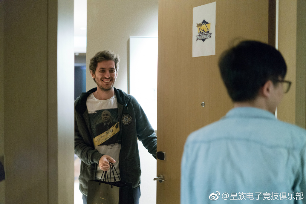 RNG特地致贈月餅給其他戰隊。 圖:翻攝自 RNG 微博 RNG特地致贈月餅給其他戰隊。 圖:翻攝自 RNG 微博