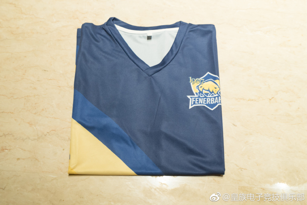 明日將與RNG進行首戰的FB更禮尚往來反饋了隊服。 圖:翻攝自 RNG 微博 明日將與RNG進行首戰的FB更禮尚往來反饋了隊服。 圖:翻攝自 RNG 微博