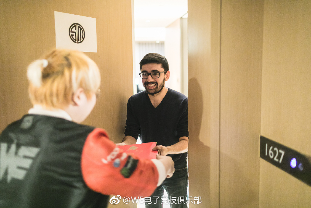WE也致贈月餅給其他戰隊。 圖:翻攝自 WE 微博 WE也致贈月餅給其他戰隊。 圖:翻攝自 WE 微博
