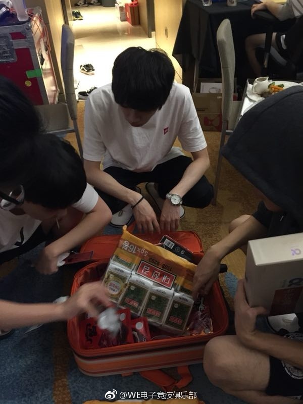 WE的AD選手Mystic遠在韓國的父母也特別捎來土產。 圖:翻攝自 WE 微博 WE的AD選手Mystic遠在韓國的父母也特別捎來土產。 圖:翻攝自 WE 微博