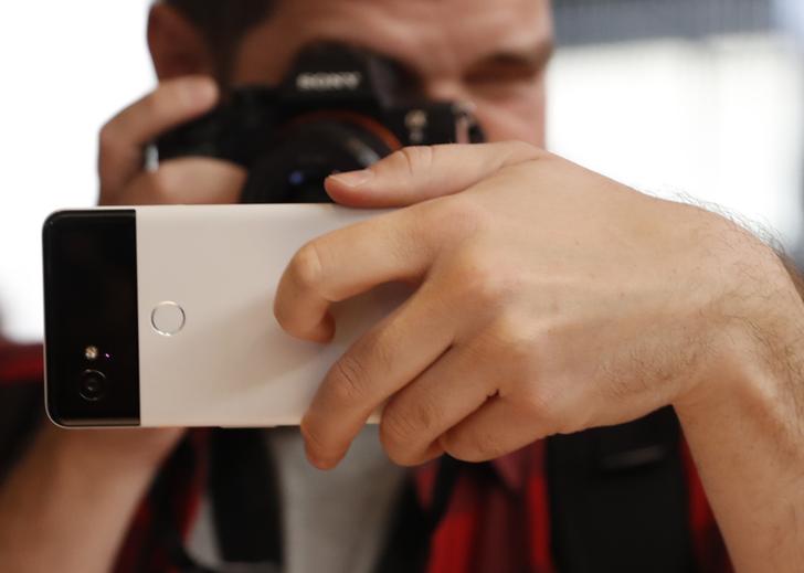 即便Google在Pixel與Pixel 2 之間並無太多關於相機的調整,但在機器學習之中所累積的資料數據,也能夠帶來良性的修正。 即便Google在Pixel與Pixel 2 之間並無太多關於相機的調整,但在機器學習之中所累積的資料數據,也能夠帶來良性的修正。