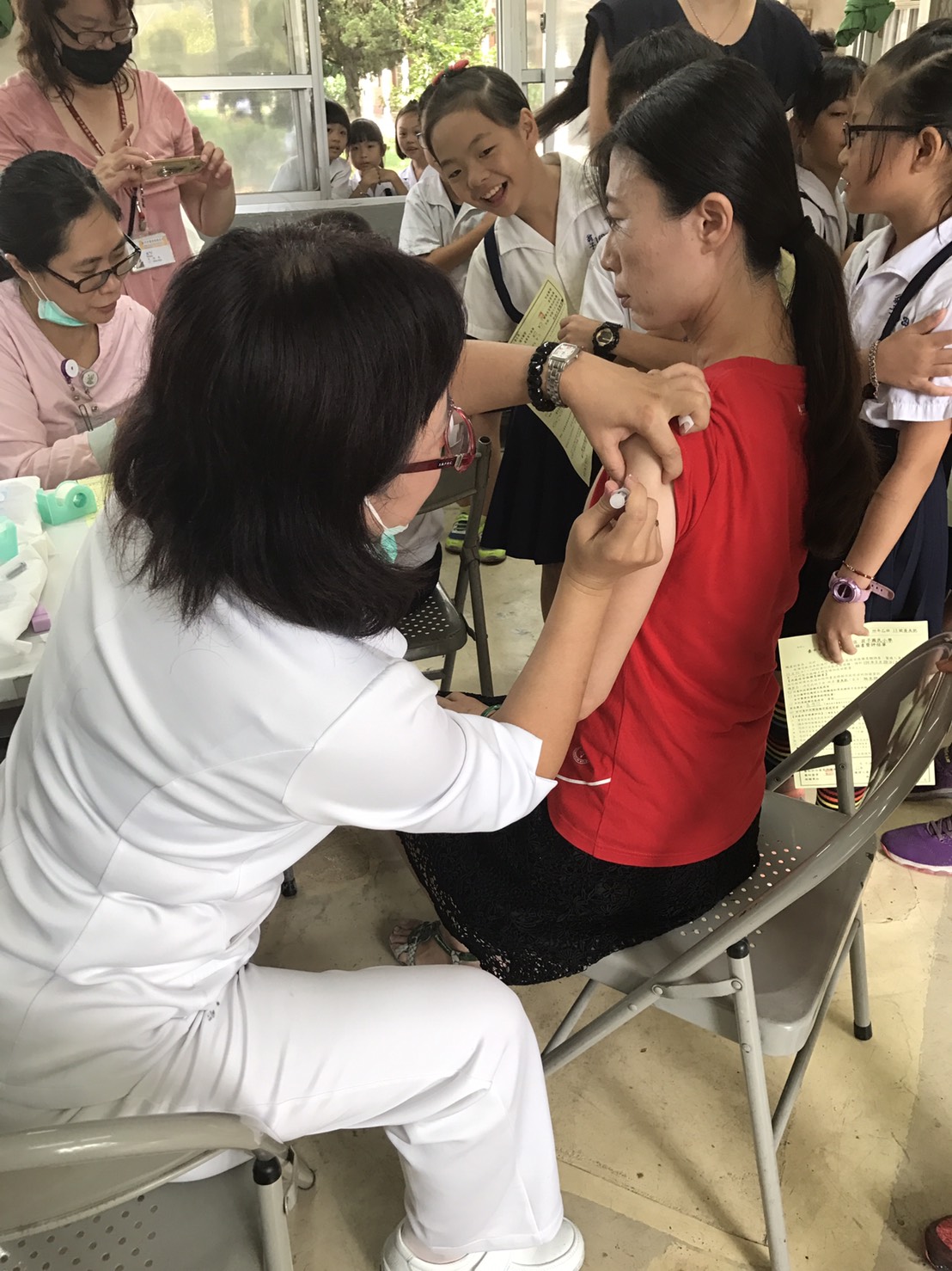 公費流感疫苗已於10月1日開打,台中市政府委託全市25家醫院組成專業醫療團隊,到校為學生及校內教職員提供接種服務,預計完成364所學校,27萬名學生流感疫苗接種,預定於11月底前全數完成。 公費流感疫苗已於10月1日開打,台中市政府委託全市25家醫院組成專業醫療團隊,到校為學生及校內教職員提供接種服務,預計完成364所學校,27萬名學生流感疫苗接種,預定於11月底前全數完成。
