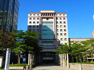 劉瑋城等4名新加坡籍男子,去年12月邀約2名台灣女子飲酒,趁2女酒醉分別性侵得逞。士林地院今天依乘機性交罪,判處劉等4人1年8個月至1年11個月不等徒刑,並宣告緩刑。 劉瑋城等4名新加坡籍男子,去年12月邀約2名台灣女子飲酒,趁2女酒醉分別性侵得逞。士林地院今天依乘機性交罪,判處劉等4人1年8個月至1年11個月不等徒刑,並宣告緩刑。