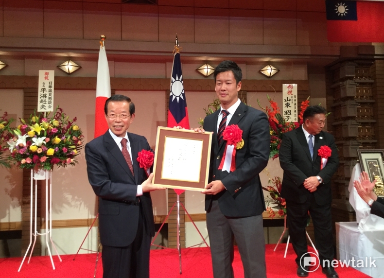 這一年多,跟台灣交流密切的安倍首相母親安倍洋子,去年也曾訪台,安倍去年也讓親弟弟岸信夫代打過,滿89歲的安倍洋子神采奕奕。 這一年多,跟台灣交流密切的安倍首相母親安倍洋子,去年也曾訪台,安倍去年也讓親弟弟岸信夫代打過,滿89歲的安倍洋子神采奕奕。