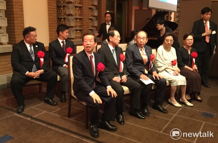 這一年多,跟台灣交流密切的安倍首相母親安倍洋子,去年也曾訪台,安倍去年也讓親弟弟岸信夫代打過,滿89歲的安倍洋子神采奕奕。 這一年多,跟台灣交流密切的安倍首相母親安倍洋子,去年也曾訪台,安倍去年也讓親弟弟岸信夫代打過,滿89歲的安倍洋子神采奕奕。