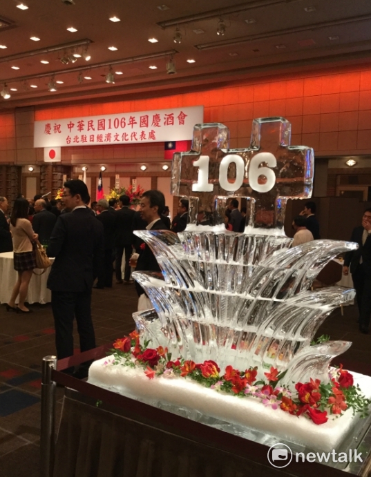 這一年多,跟台灣交流密切的安倍首相母親安倍洋子,去年也曾訪台,安倍去年也讓親弟弟岸信夫代打過,滿89歲的安倍洋子神采奕奕。 這一年多,跟台灣交流密切的安倍首相母親安倍洋子,去年也曾訪台,安倍去年也讓親弟弟岸信夫代打過,滿89歲的安倍洋子神采奕奕。