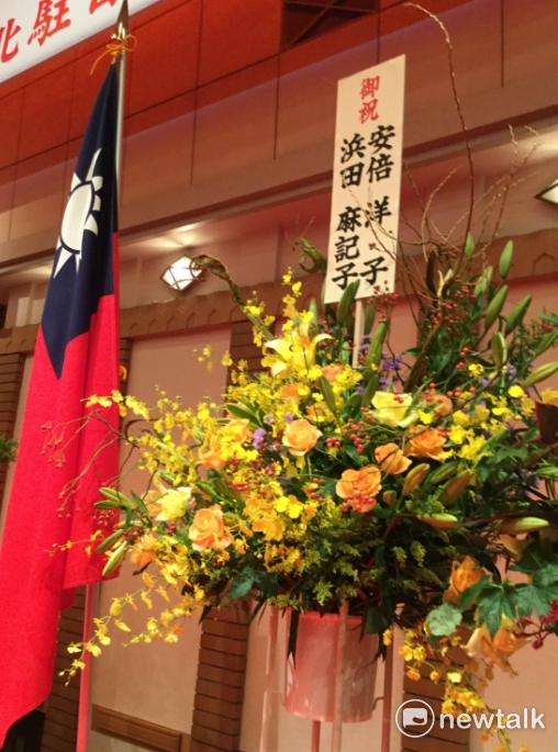 這一年多,跟台灣交流密切的安倍首相母親安倍洋子,去年也曾訪台,安倍去年也讓親弟弟岸信夫代打過,滿89歲的安倍洋子神采奕奕。 這一年多,跟台灣交流密切的安倍首相母親安倍洋子,去年也曾訪台,安倍去年也讓親弟弟岸信夫代打過,滿89歲的安倍洋子神采奕奕。
