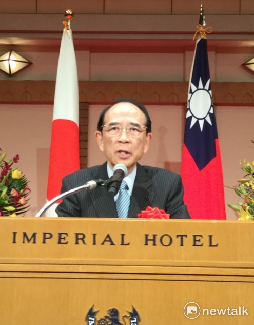 這一年多,跟台灣交流密切的安倍首相母親安倍洋子,去年也曾訪台,安倍去年也讓親弟弟岸信夫代打過,滿89歲的安倍洋子神采奕奕。 這一年多,跟台灣交流密切的安倍首相母親安倍洋子,去年也曾訪台,安倍去年也讓親弟弟岸信夫代打過,滿89歲的安倍洋子神采奕奕。