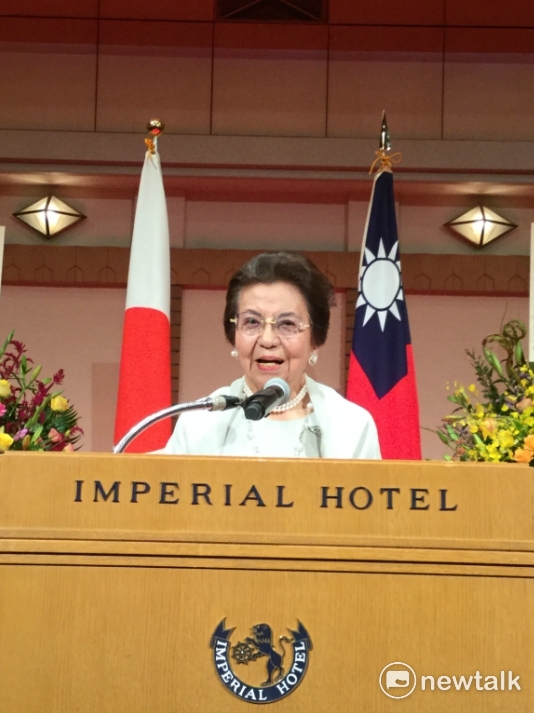 這一年多,跟台灣交流密切的安倍首相母親安倍洋子,去年也曾訪台,安倍去年也讓親弟弟岸信夫代打過,滿89歲的安倍洋子神采奕奕。 這一年多,跟台灣交流密切的安倍首相母親安倍洋子,去年也曾訪台,安倍去年也讓親弟弟岸信夫代打過,滿89歲的安倍洋子神采奕奕。