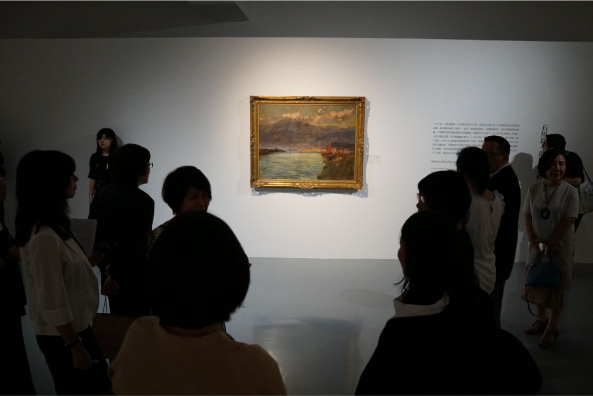 「日本近代洋画大展」,2017年10月7日至2018年1月7日於MoNTUE北師美術館盛大展出,以將近100件展品爬梳明治至昭和時期100年間日本洋畫的養成與發展。參與觀眾正在觀看石川欽一郎<河畔>
圖:北師美術館提供 「日本近代洋画大展」,2017年10月7日至2018年1月7日於MoNTUE北師美術館盛大展出,以將近100件展品爬梳明治至昭和時期100年間日本洋畫的養成與發展。參與觀眾正在觀看石川欽一郎<河畔>
圖:北師美術館提供