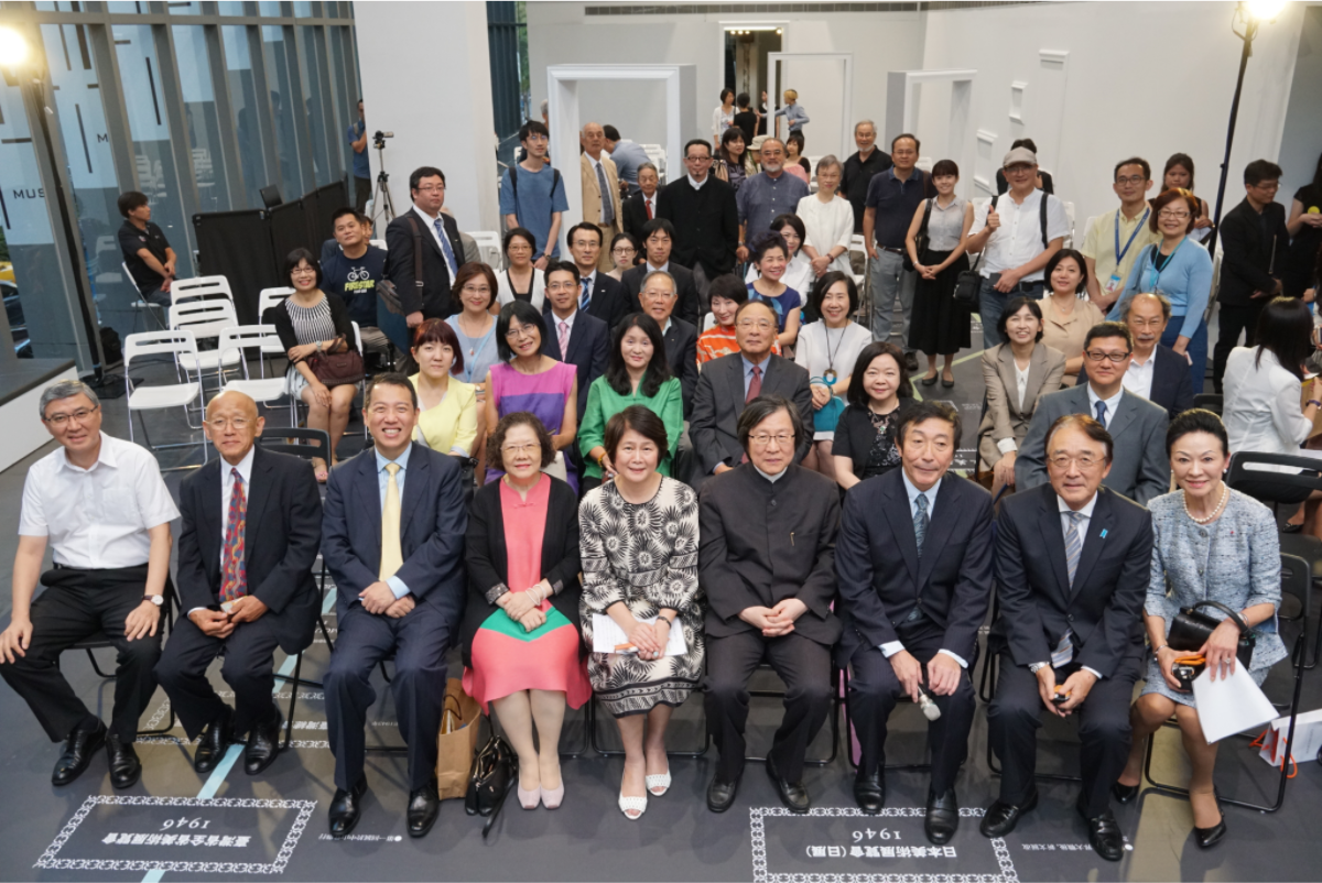 「日本近代洋画大展」,2017年10月7日至2018年1月7日於MoNTUE北師美術館盛大展出,以將近100件展品爬梳明治至昭和時期100年間日本洋畫的養成與發展。與會貴賓大合照 圖:北師美術館提供 「日本近代洋画大展」,2017年10月7日至2018年1月7日於MoNTUE北師美術館盛大展出,以將近100件展品爬梳明治至昭和時期100年間日本洋畫的養成與發展。與會貴賓大合照 圖:北師美術館提供