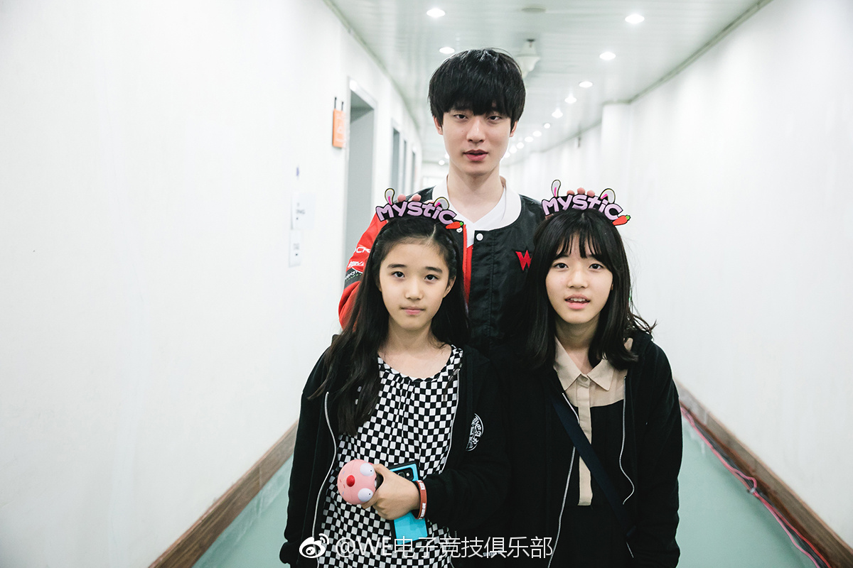 Mystic與他可愛的妹妹們。 圖:翻攝自 Teamㄧ WE 官方微博 Mystic與他可愛的妹妹們。 圖:翻攝自 Teamㄧ WE 官方微博