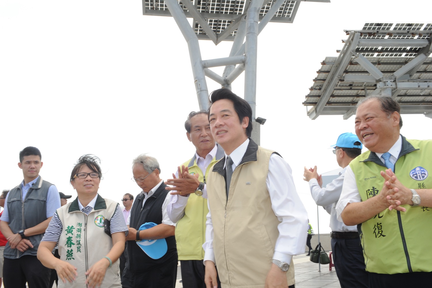 行政院長賴清德今(7)日上午至澎湖了解電動機車推廣及澎湖「太陽光電」推動情形,並且視察第三漁港「城鎮之心」都市街道景觀改善規劃狀況。 行政院長賴清德今(7)日上午至澎湖了解電動機車推廣及澎湖「太陽光電」推動情形,並且視察第三漁港「城鎮之心」都市街道景觀改善規劃狀況。