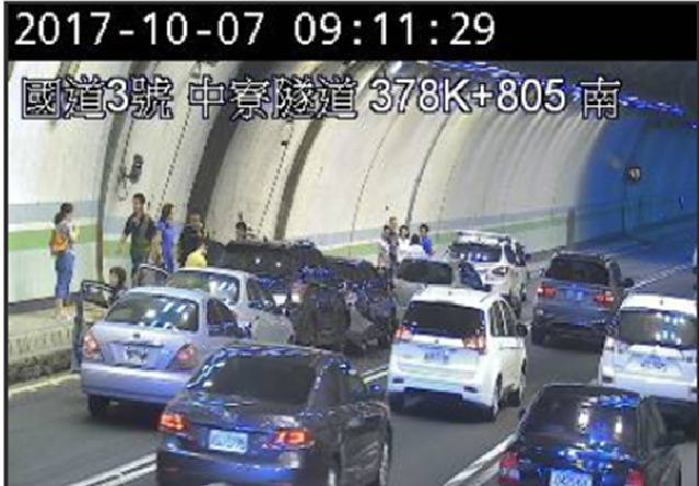 國3南下378.8K,6小客車追撞,回堵6公里。 圖:高公局提供 國3南下378.8K,6小客車追撞,回堵6公里。 圖:高公局提供