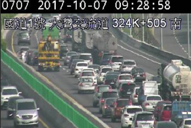 國1北上324K,3小客車追撞,回堵5公里。 圖:高公局提供 國1北上324K,3小客車追撞,回堵5公里。 圖:高公局提供