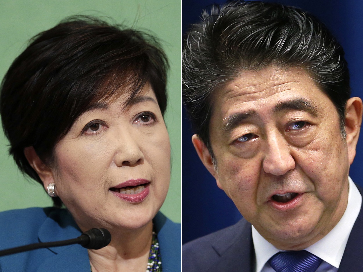 自民黨總裁安倍晉三(前排右2)21日晚間在東京秋葉原站前廣場,進行眾議院大選前最後演說。 自民黨總裁安倍晉三(前排右2)21日晚間在東京秋葉原站前廣場,進行眾議院大選前最後演說。