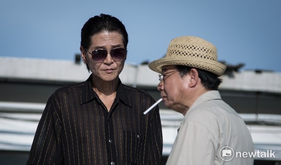 盜命師劇照。賽鴿會長肉仁仔(喜翔)與刑警陽開明(廖峻) 盜命師劇照。賽鴿會長肉仁仔(喜翔)與刑警陽開明(廖峻)
