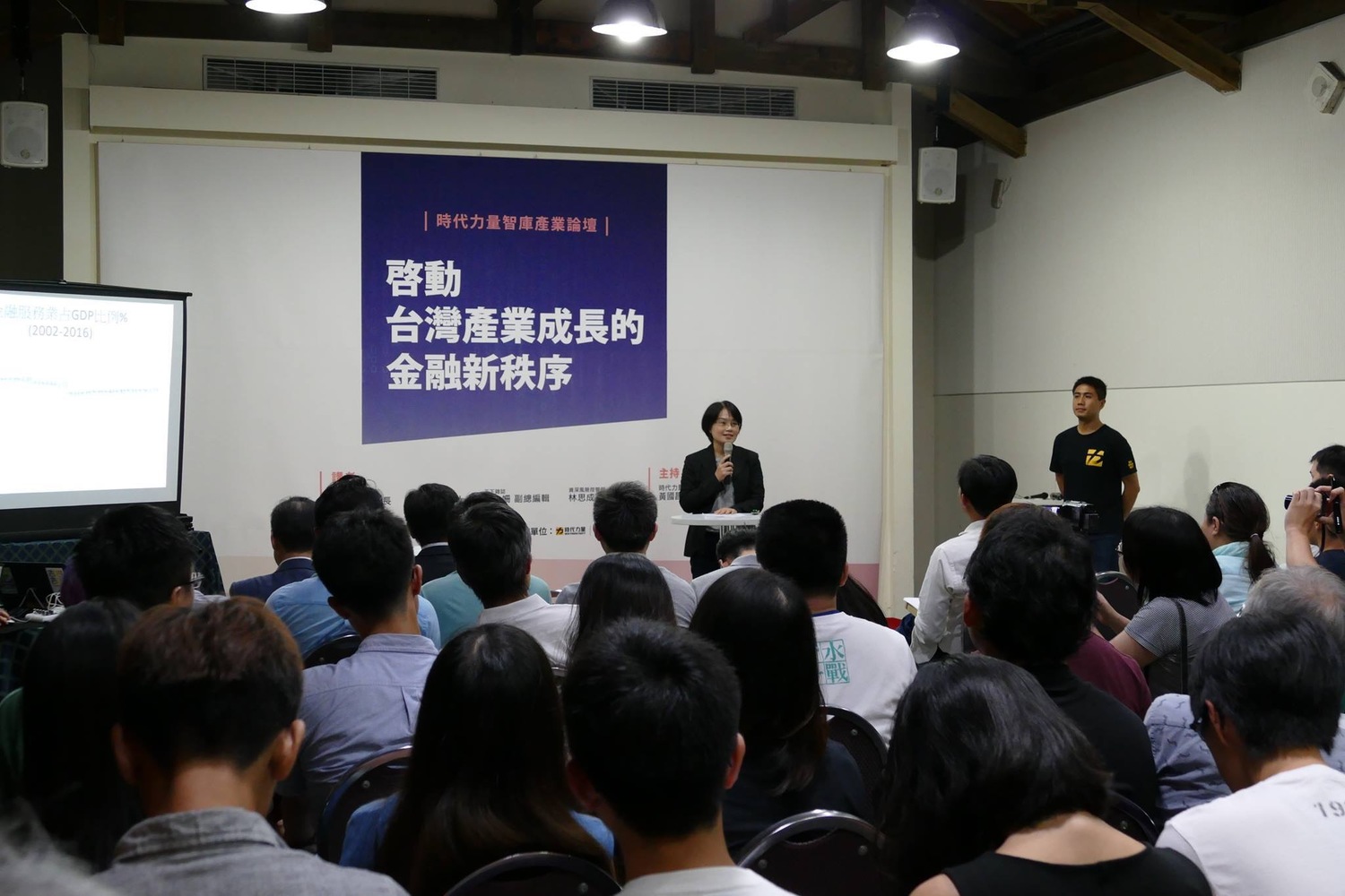 時代力量主席暨立委黃國昌表示,金融業者與消費者間巨大的資訊不對稱和大量的定型化契約,正是主管機關應該著力監督之處。 時代力量主席暨立委黃國昌表示,金融業者與消費者間巨大的資訊不對稱和大量的定型化契約,正是主管機關應該著力監督之處。