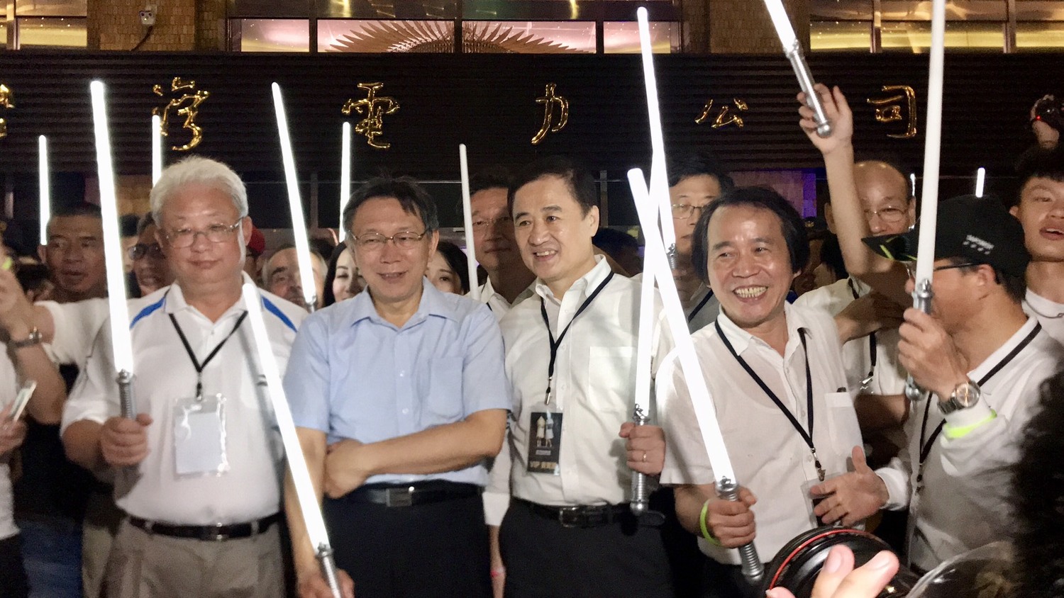白晝之夜開幕,台電「夜光魔毯廣場」成為民眾自拍打卡新景點。 白晝之夜開幕,台電「夜光魔毯廣場」成為民眾自拍打卡新景點。