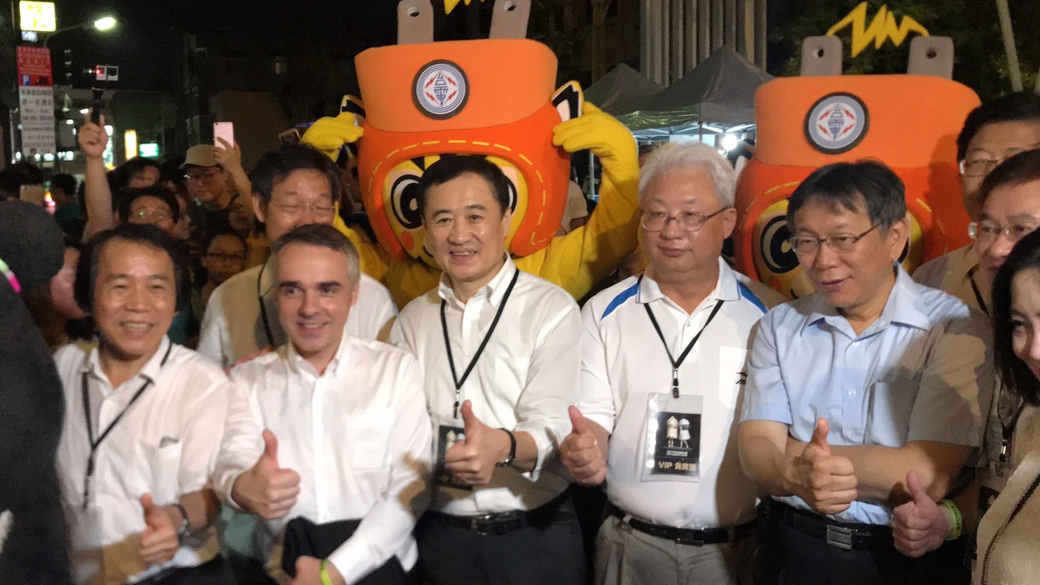 白晝之夜開幕,台電「夜光魔毯廣場」成為民眾自拍打卡新景點。 白晝之夜開幕,台電「夜光魔毯廣場」成為民眾自拍打卡新景點。
