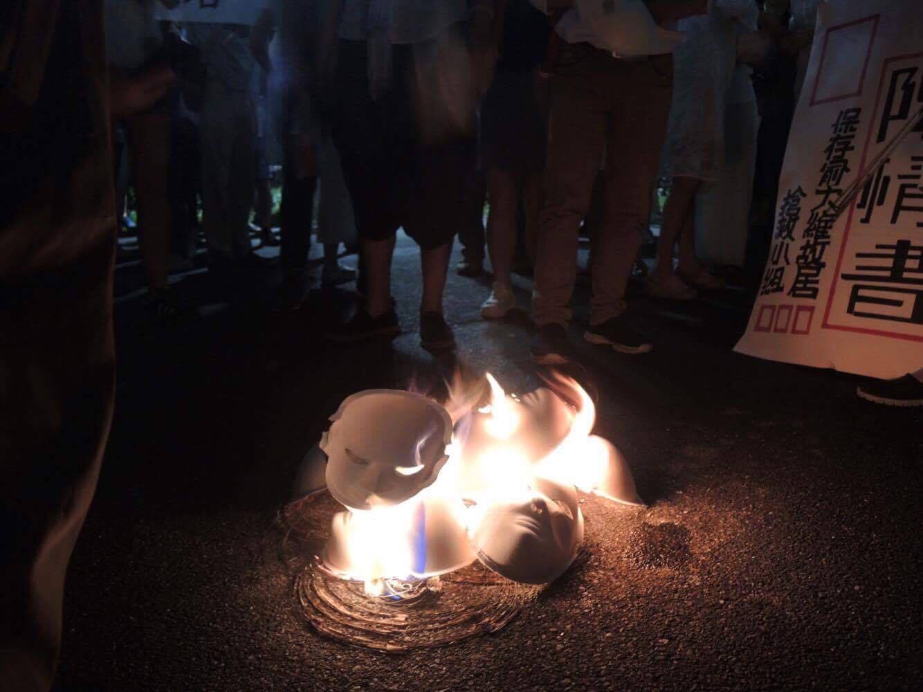 搶救俞大維故居的文資團體以:「一夜浮華白晝金銀 兩邊文資暗夜悲泣」為題,發表聲明,譏諷「白晝之夜」為「白咒之夜」。文資團體以「2017台北白咒之夜」藝術行動,諷刺台北市政府只重表象,輕忽內涵的文化政策。 搶救俞大維故居的文資團體以:「一夜浮華白晝金銀 兩邊文資暗夜悲泣」為題,發表聲明,譏諷「白晝之夜」為「白咒之夜」。文資團體以「2017台北白咒之夜」藝術行動,諷刺台北市政府只重表象,輕忽內涵的文化政策。