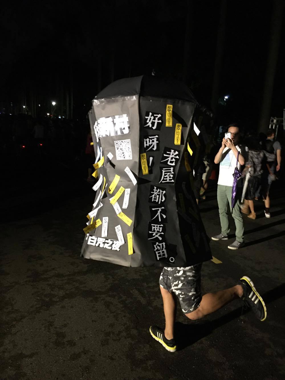 搶救俞大維故居的文資團體以:「一夜浮華白晝金銀 兩邊文資暗夜悲泣」為題,發表聲明,譏諷「白晝之夜」為「白咒之夜」。文資團體以「2017台北白咒之夜」藝術行動,諷刺台北市政府只重表象,輕忽內涵的文化政策。 搶救俞大維故居的文資團體以:「一夜浮華白晝金銀 兩邊文資暗夜悲泣」為題,發表聲明,譏諷「白晝之夜」為「白咒之夜」。文資團體以「2017台北白咒之夜」藝術行動,諷刺台北市政府只重表象,輕忽內涵的文化政策。