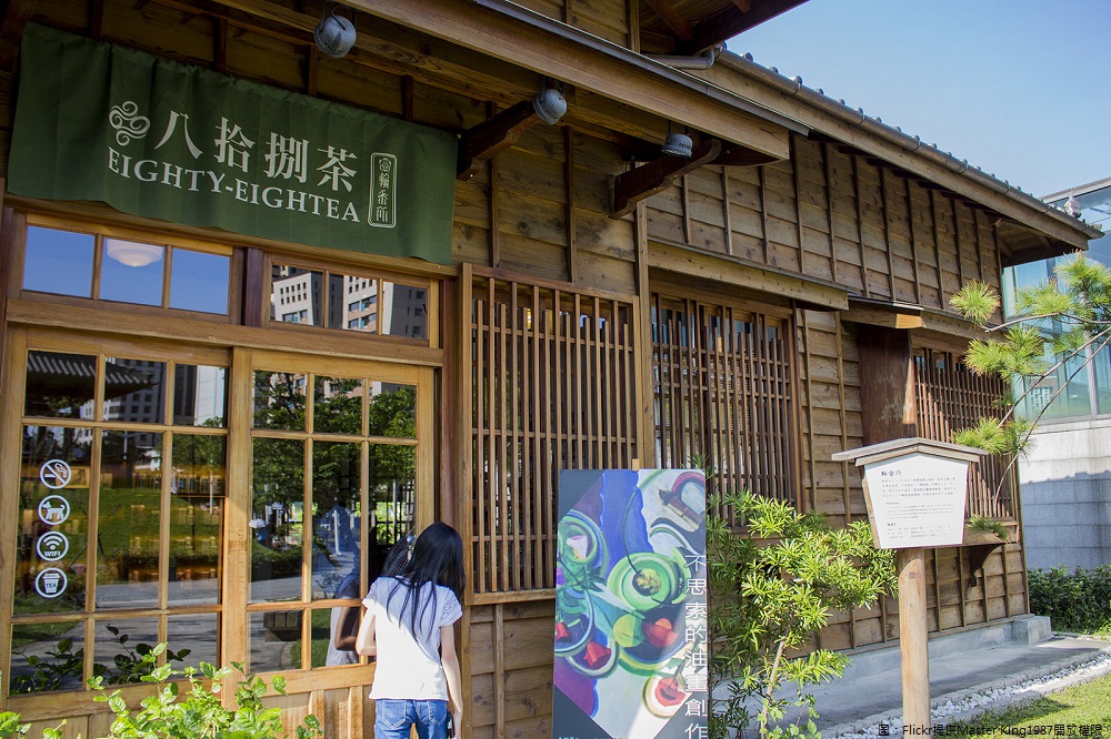台北這座城市中還有著超日式的文青風建築「西本願寺」,市定古蹟「西本願寺」在日治時期就存在,坐落在台北市萬華區中華路一段西側、長沙街與貴陽街之間,過去因為多次火災,重建後,才有了現在的西本願寺樣貌。 台北這座城市中還有著超日式的文青風建築「西本願寺」,市定古蹟「西本願寺」在日治時期就存在,坐落在台北市萬華區中華路一段西側、長沙街與貴陽街之間,過去因為多次火災,重建後,才有了現在的西本願寺樣貌。