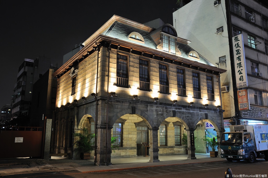台北這座城市中還有著超日式的文青風建築「西本願寺」,市定古蹟「西本願寺」在日治時期就存在,坐落在台北市萬華區中華路一段西側、長沙街與貴陽街之間,過去因為多次火災,重建後,才有了現在的西本願寺樣貌。 台北這座城市中還有著超日式的文青風建築「西本願寺」,市定古蹟「西本願寺」在日治時期就存在,坐落在台北市萬華區中華路一段西側、長沙街與貴陽街之間,過去因為多次火災,重建後,才有了現在的西本願寺樣貌。
