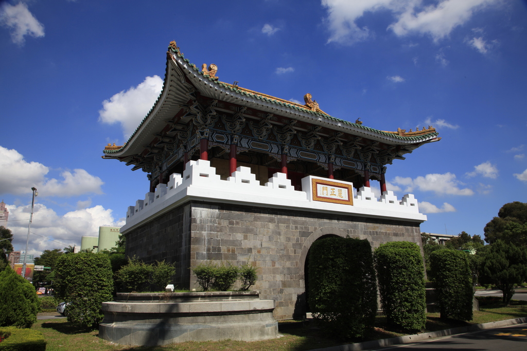 「台北賓館」擁有馬薩式斜頂、希臘山牆、羅馬柱式和華麗的巴洛克風格雕飾,並設有類似歐美殖民城市的陽台,洋式風格鮮明,走進台北賓館內就可以感受到過去外賓在此觥籌交錯,談笑風生的歷史氛圍。 「台北賓館」擁有馬薩式斜頂、希臘山牆、羅馬柱式和華麗的巴洛克風格雕飾,並設有類似歐美殖民城市的陽台,洋式風格鮮明,走進台北賓館內就可以感受到過去外賓在此觥籌交錯,談笑風生的歷史氛圍。