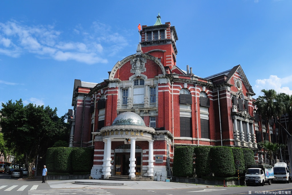 「台北賓館」擁有馬薩式斜頂、希臘山牆、羅馬柱式和華麗的巴洛克風格雕飾,並設有類似歐美殖民城市的陽台,洋式風格鮮明,走進台北賓館內就可以感受到過去外賓在此觥籌交錯,談笑風生的歷史氛圍。 「台北賓館」擁有馬薩式斜頂、希臘山牆、羅馬柱式和華麗的巴洛克風格雕飾,並設有類似歐美殖民城市的陽台,洋式風格鮮明,走進台北賓館內就可以感受到過去外賓在此觥籌交錯,談笑風生的歷史氛圍。
