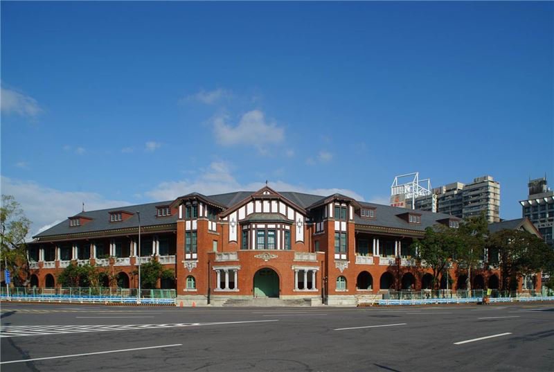 「台北賓館」擁有馬薩式斜頂、希臘山牆、羅馬柱式和華麗的巴洛克風格雕飾,並設有類似歐美殖民城市的陽台,洋式風格鮮明,走進台北賓館內就可以感受到過去外賓在此觥籌交錯,談笑風生的歷史氛圍。 「台北賓館」擁有馬薩式斜頂、希臘山牆、羅馬柱式和華麗的巴洛克風格雕飾,並設有類似歐美殖民城市的陽台,洋式風格鮮明,走進台北賓館內就可以感受到過去外賓在此觥籌交錯,談笑風生的歷史氛圍。