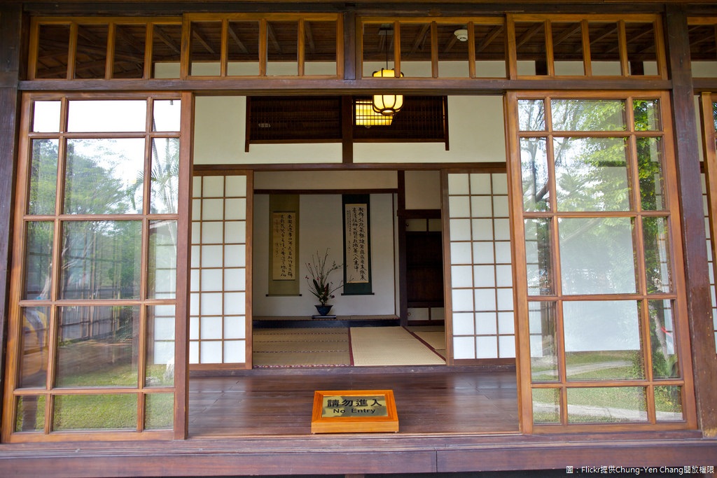 「台北賓館」擁有馬薩式斜頂、希臘山牆、羅馬柱式和華麗的巴洛克風格雕飾,並設有類似歐美殖民城市的陽台,洋式風格鮮明,走進台北賓館內就可以感受到過去外賓在此觥籌交錯,談笑風生的歷史氛圍。 「台北賓館」擁有馬薩式斜頂、希臘山牆、羅馬柱式和華麗的巴洛克風格雕飾,並設有類似歐美殖民城市的陽台,洋式風格鮮明,走進台北賓館內就可以感受到過去外賓在此觥籌交錯,談笑風生的歷史氛圍。