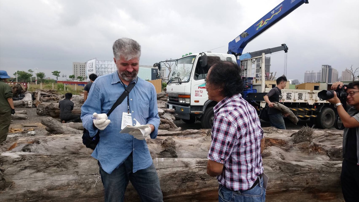 8組國內外重量級藝術家齊聚一堂,現場創作漂流木藝術。 圖:桃園市府文化局提供 8組國內外重量級藝術家齊聚一堂,現場創作漂流木藝術。 圖:桃園市府文化局提供
