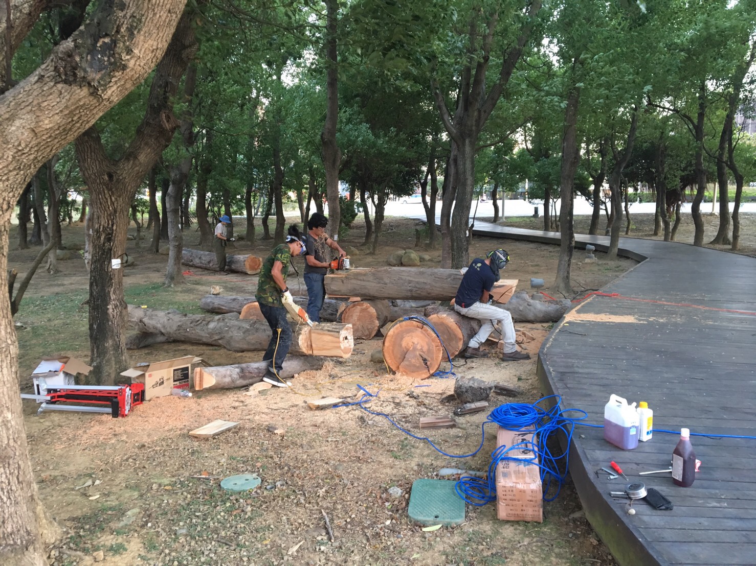 8組國內外重量級藝術家齊聚一堂,現場創作漂流木藝術。 圖:桃園市府文化局提供 8組國內外重量級藝術家齊聚一堂,現場創作漂流木藝術。 圖:桃園市府文化局提供