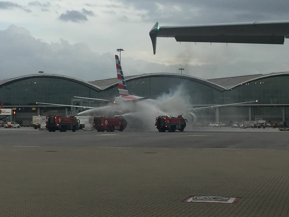 美航客機停靠香港機場,突然起火造成一地勤人員受傷。 美航客機停靠香港機場,突然起火造成一地勤人員受傷。