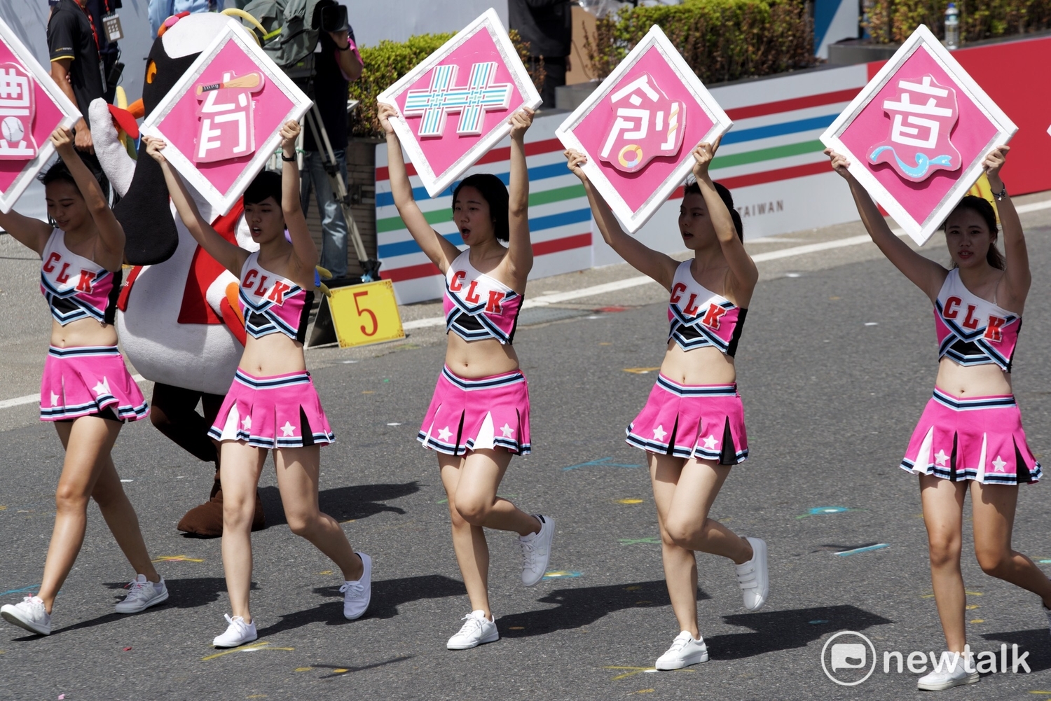 民國106年雙十國慶。花車遊行中啦啦隊女孩展現青春創意。 圖:張良一/攝 民國106年雙十國慶。花車遊行中啦啦隊女孩展現青春創意。 圖:張良一/攝